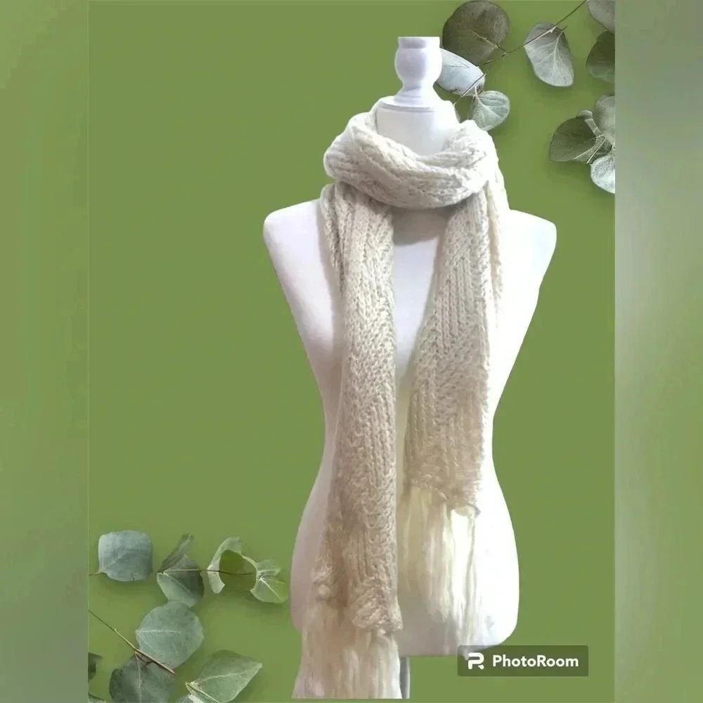 Treasure an Bond white scarf.‎